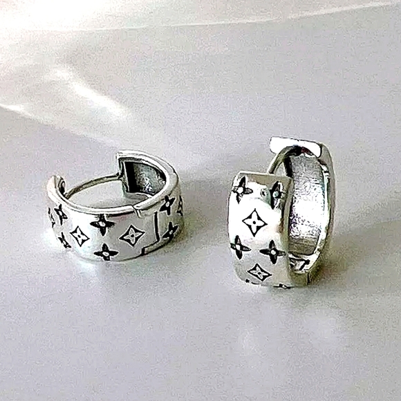 Silver Luxury Four Leaf Clover Earrings Hoop Huggie Minimalist - Picture 7 of 11